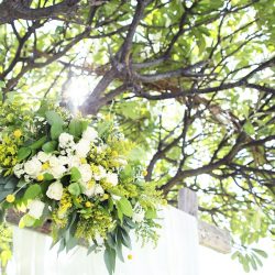 ガーデンウェディングにぴったりのアーチ装飾