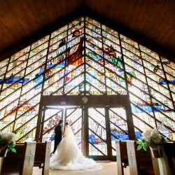 【ハワイウェディングムービー】美しいステンドグラスのモアナルアコミュニティ教会