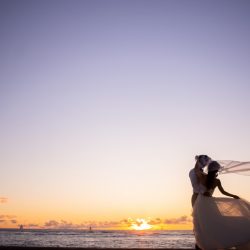 オレンジの光に包まれる幻想的なサンセットフォト