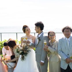 心地よい海風を感じるガーデンでチアーズ