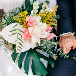 モンステラを取り入れた爽やかなリゾートコーディネート